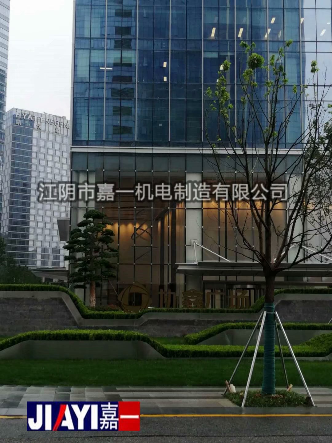 6月中旬，我司及時安排技術前往“協(xié)鑫廣場”為膠球清洗裝置調(diào)試，設備調(diào)試運行成功！